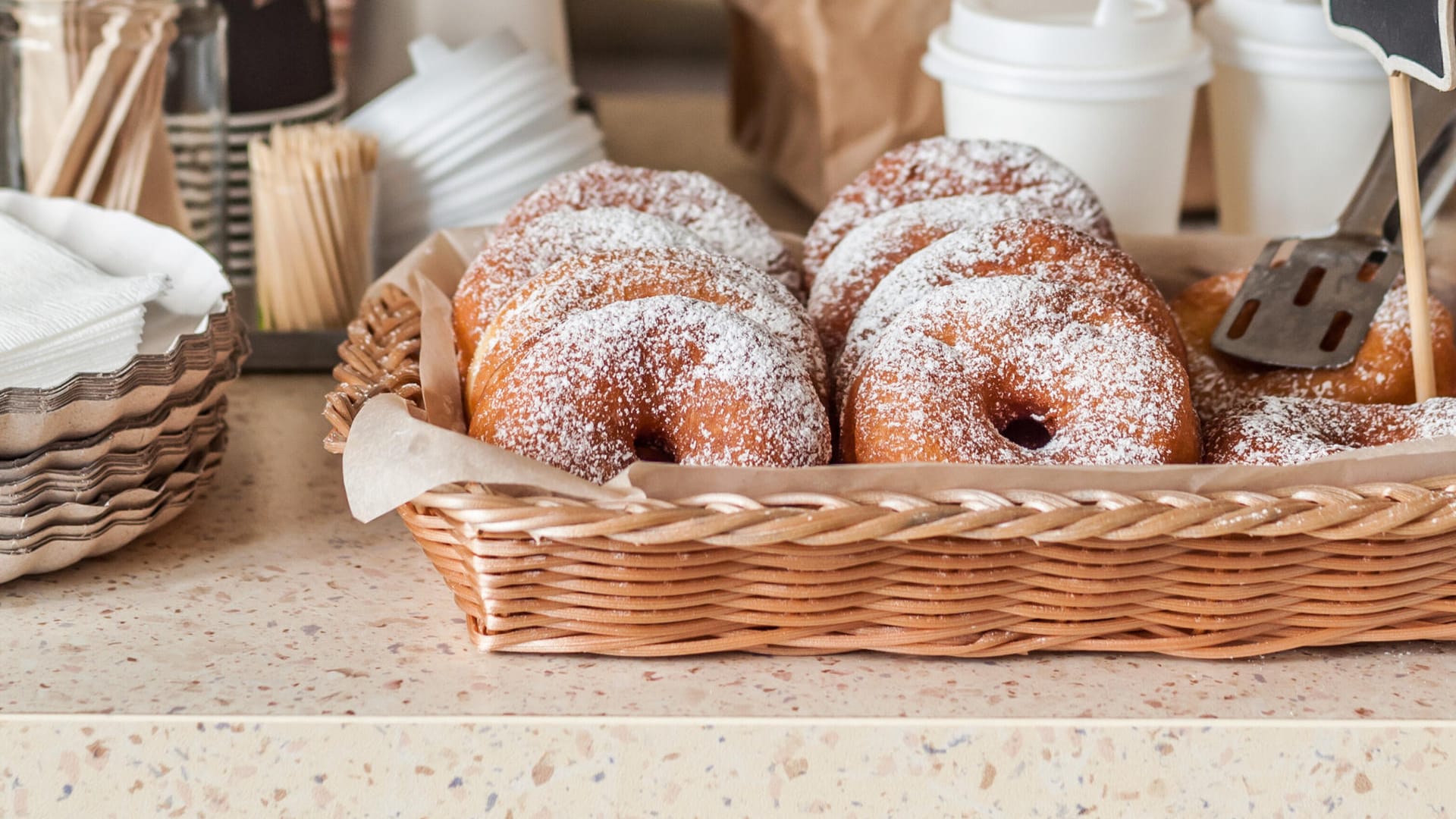 Donuts liegen in einem Körbchen (Symbolbild): In Hagen hat ein Mann Gebäck geklaut.