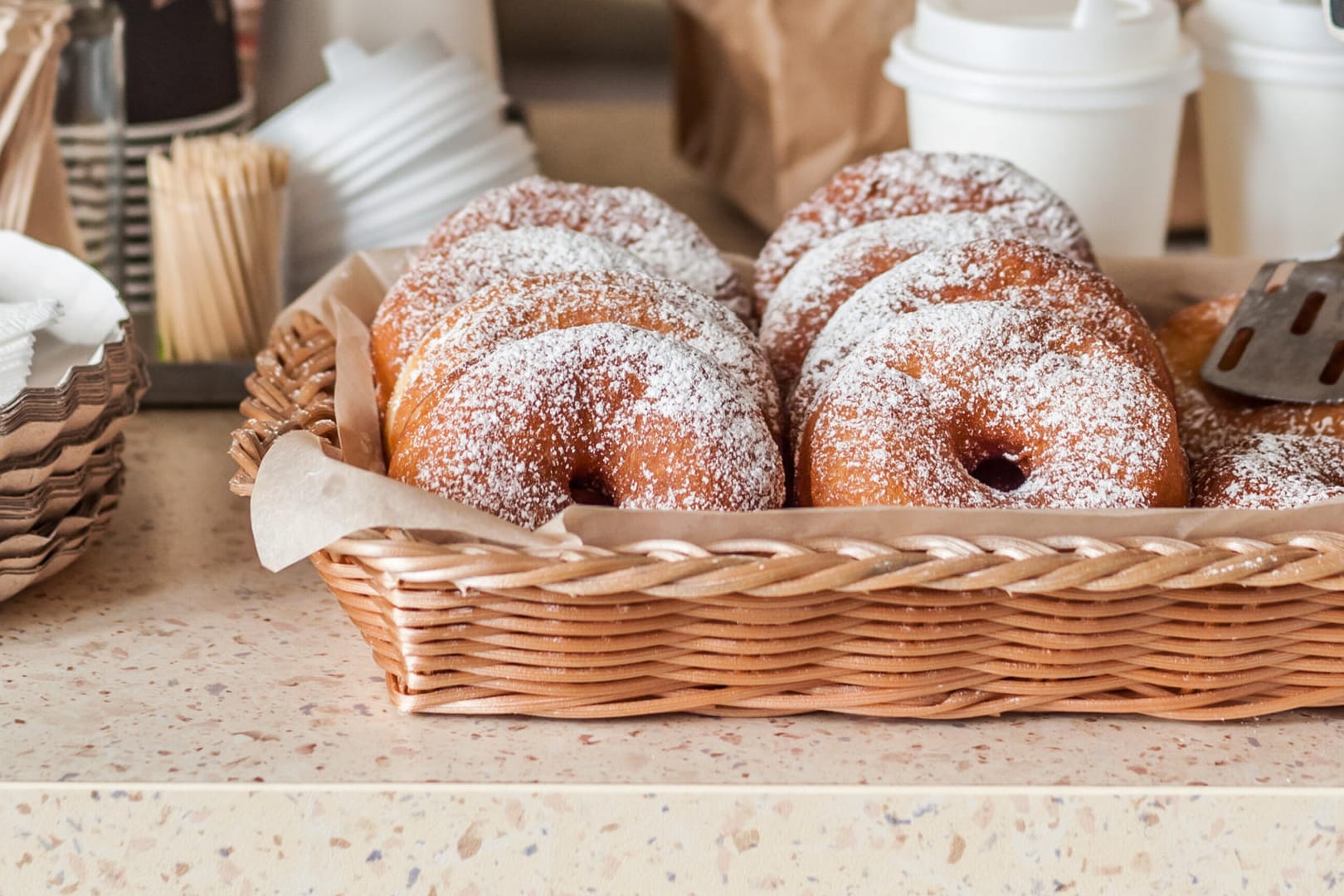 Donuts liegen in einem Körbchen (Symbolbild): In Hagen hat ein Mann Gebäck geklaut.