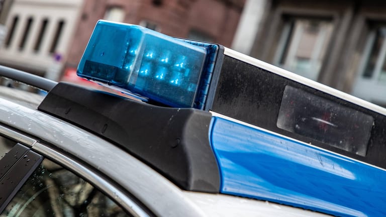 Blaulicht an einem Polizeiwagen (Symbolbild): Die Polizei musste mehrmals im gleichen Hotel anrücken.