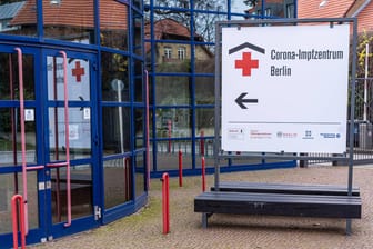 Ein Schild zeigt zum Eingang eines Berliner Impfzentrums: In Berlin können sich Impfberechtigte an mehreren Standorten impfen lassen.