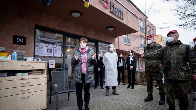 Annegret Kramp-Karrenbauer am Rande eines Besuchs einer Alten- und Pflegeeinrichtung in Berlin. Annegret Kramp-Karrenbauer am Rande eines Besuchs einer Alten- und Pflegeeinrichtung in Berlin.