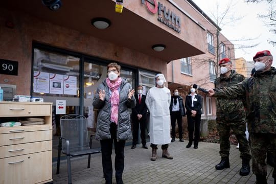 Annegret Kramp-Karrenbauer am Rande eines Besuchs einer Alten- und Pflegeeinrichtung in Berlin.