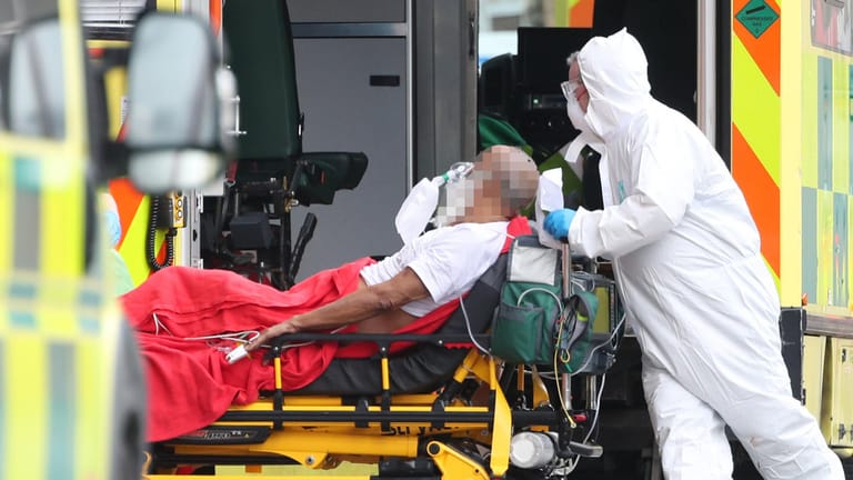 Ein Corona-Patient wird in ein Krankenhaus in London gebracht: Drastische Warnung des staatlichen Gesundheitssystems in Newcastle.