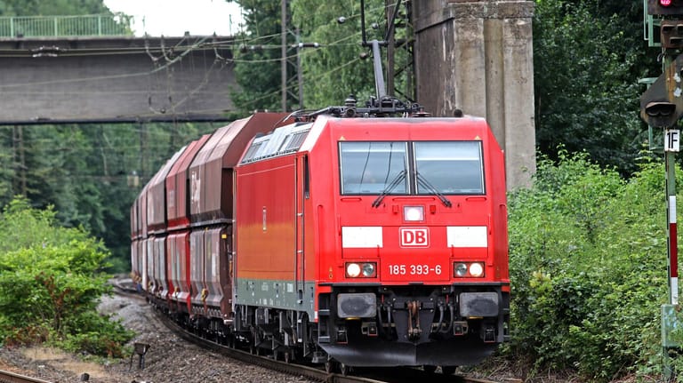 Gütertransport auf der Schiene im Ruhrgebiet (Archivbild): Unbekannte haben einen Kölner Zugführer mit einem Laserpointer geblendet.