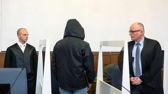 Der Angeklagte (M) spricht im Landgericht mit seinen Anwälten. Der Angeklagte (M) spricht im Landgericht mit seinen Anwälten.
