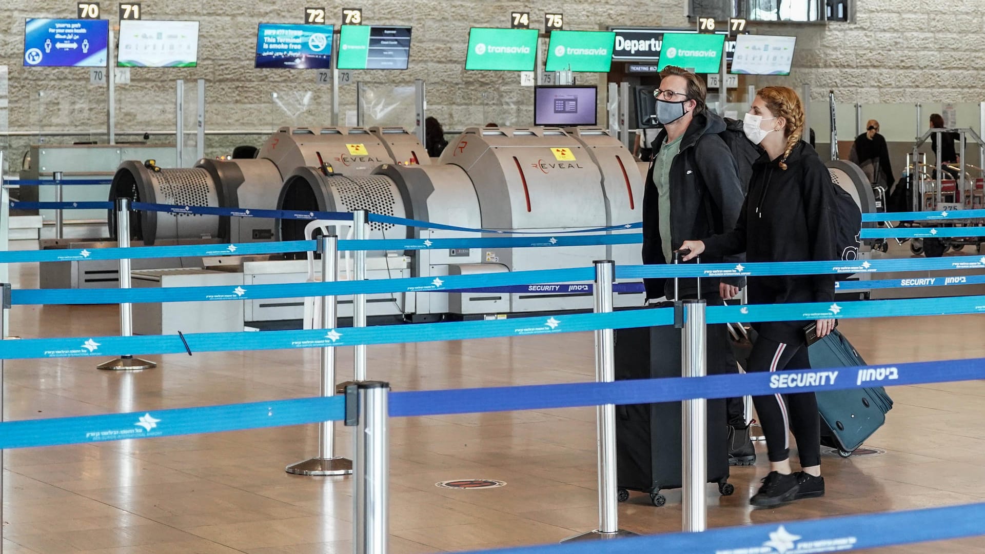 Reisende am Flughafen: Wer trotz Corona-Krise in den Urlaub fährt, muss derzeit einiges beachten.