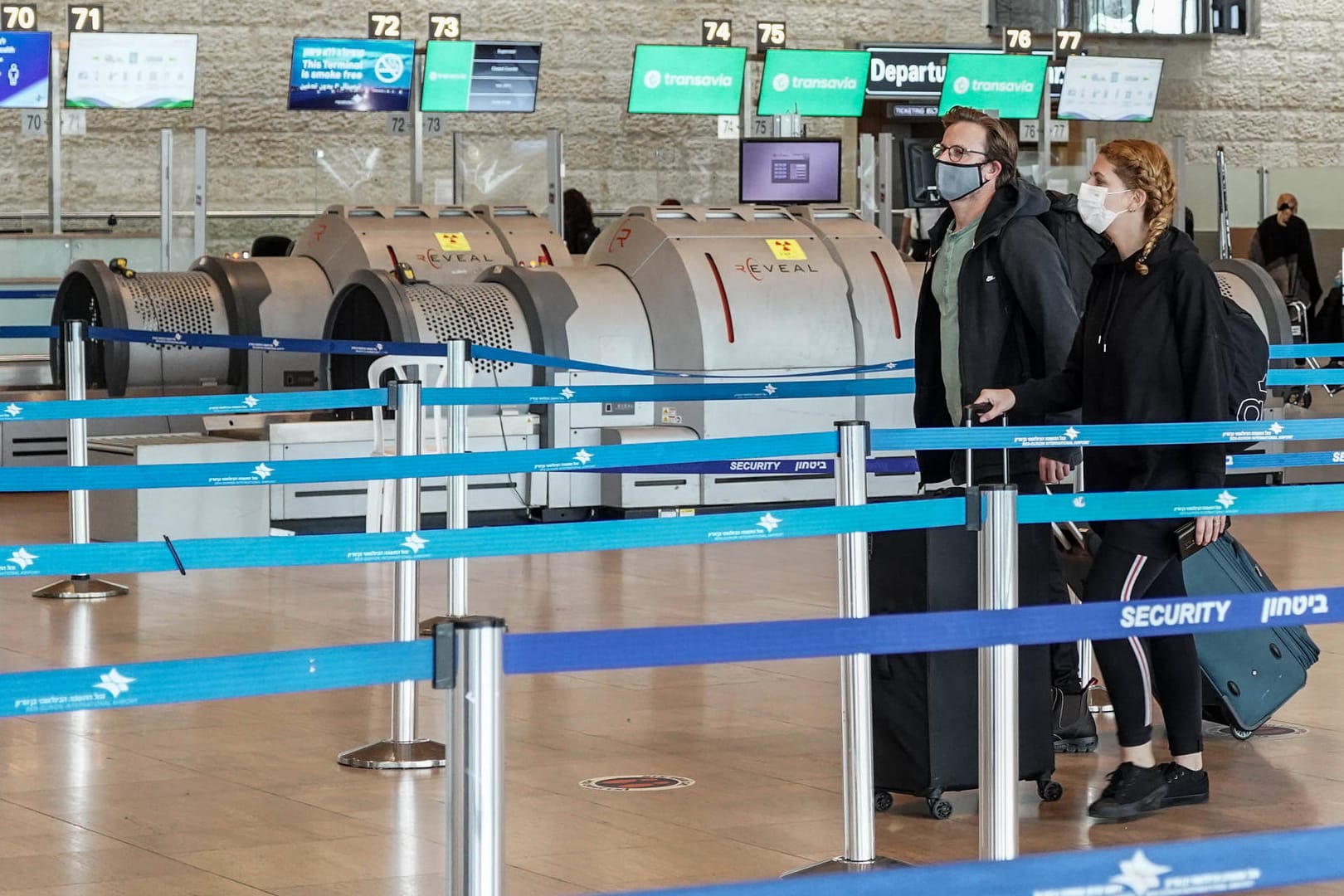 Reisende am Flughafen: Wer trotz Corona-Krise in den Urlaub fährt, muss derzeit einiges beachten.