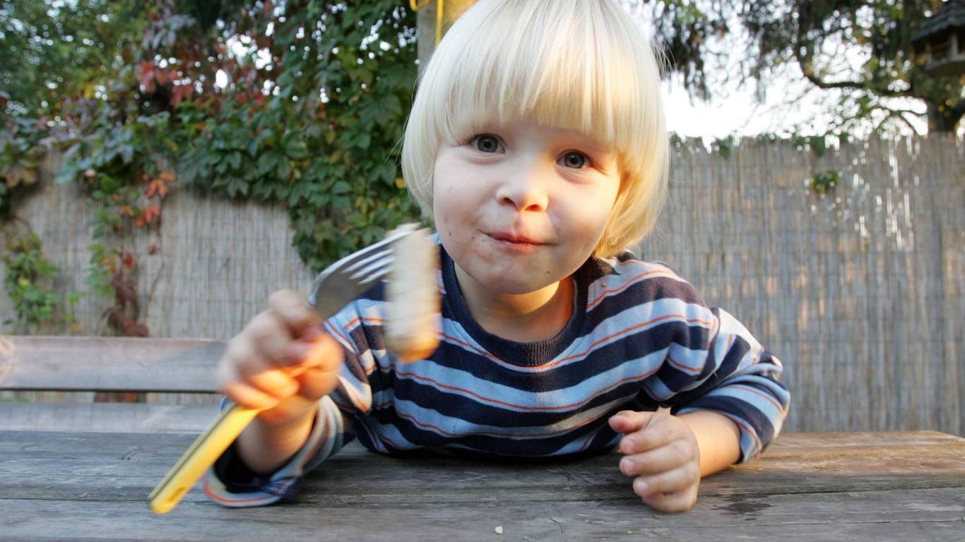 Kleinkind beim Wurstessen: Im Jahr 2014 erstickte ein Zweijähriger dabei. (Symbolbild)