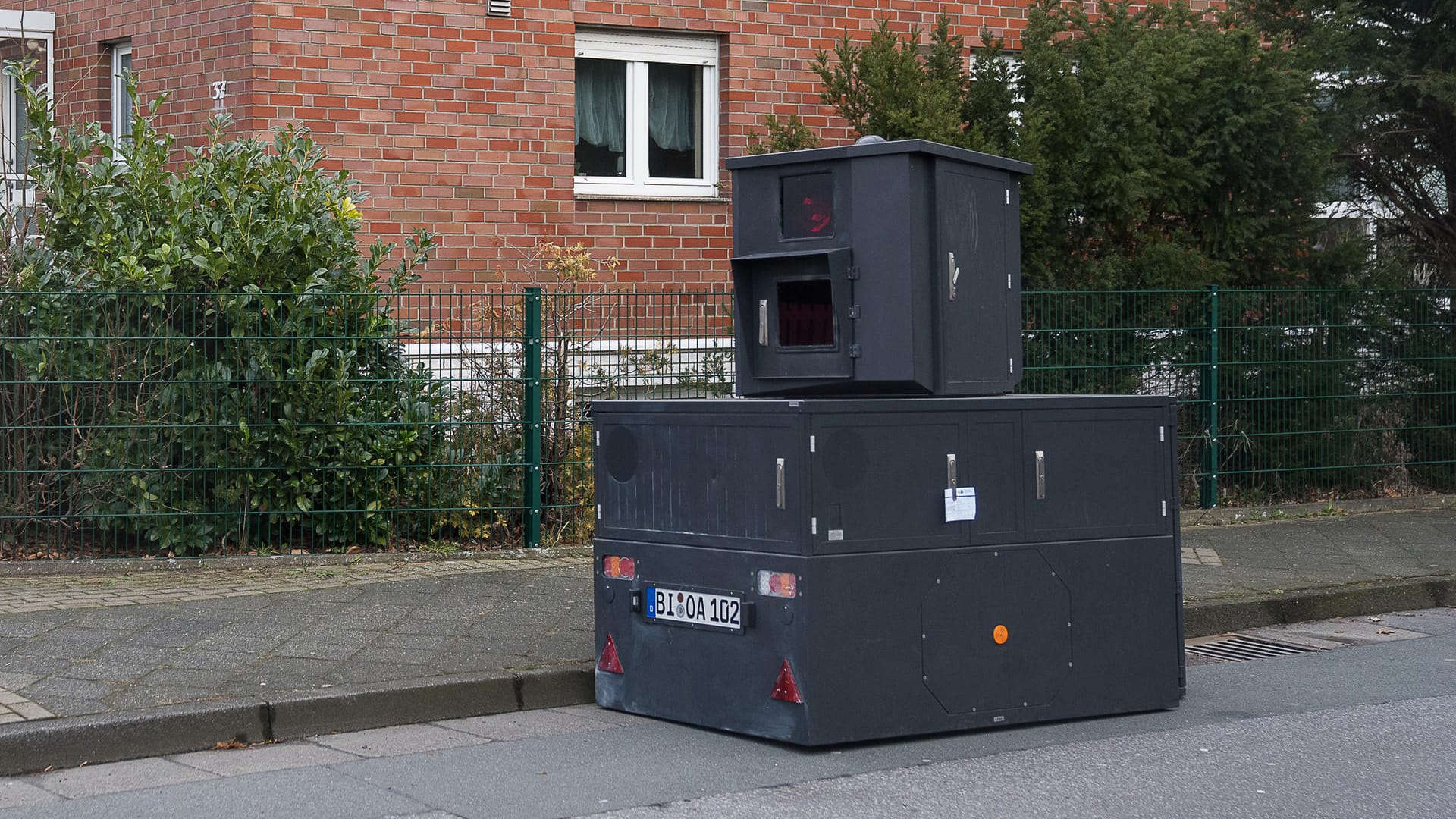 Der mobile Blitzer mit einem Strafzettel: Die Polizei stellte das Verfahren mittlerweile ein.