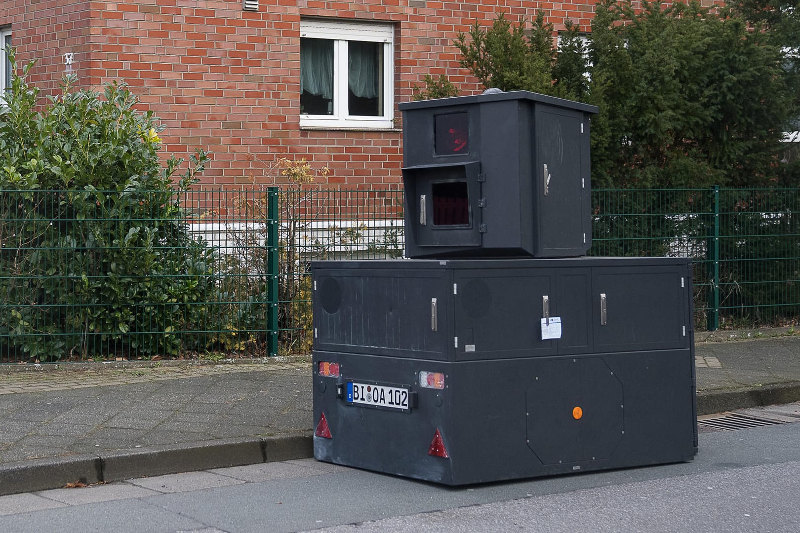 Der mobile Blitzer mit einem Strafzettel: Die Polizei stellte das Verfahren mittlerweile ein.