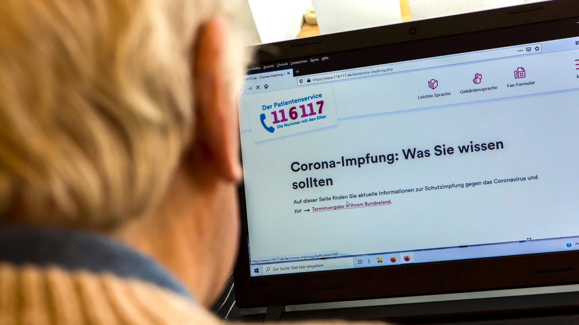 Ein Rentner versucht, einen Termin für eine Coronaimpfung zu bekommen: Senioren werden vor größere Herausforderungen gestellt, bevor sie die erste Spritze bekommen. (Symbolbild) Ein Rentner versucht, einen Termin für eine Coronaimpfung zu bekommen: Senioren werden vor größere Herausforderungen gestellt, bevor sie die erste Spritze bekommen. (Symbolbild)