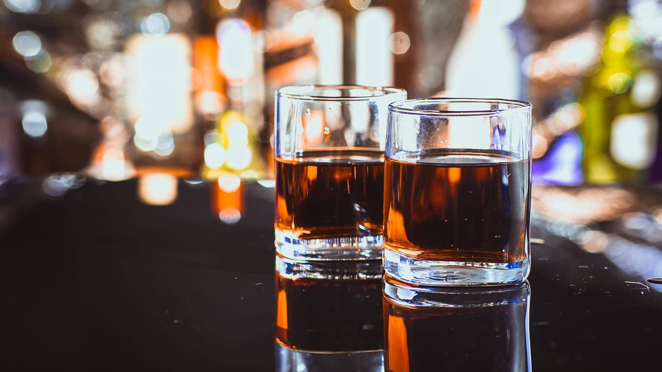 Whiskey auf einer Bar: In Schottland sind die Menschen am häufigsten stark betrunken. (Symbolbild)