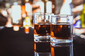 Whiskey auf einer Bar: In Schottland sind die Menschen am häufigsten stark betrunken. (Symbolbild)