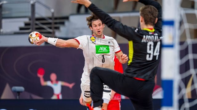 Uwe Gensheimer (l) kam mit Deutschlands Handballern nicht über ein Remis gegen Polen hinaus.