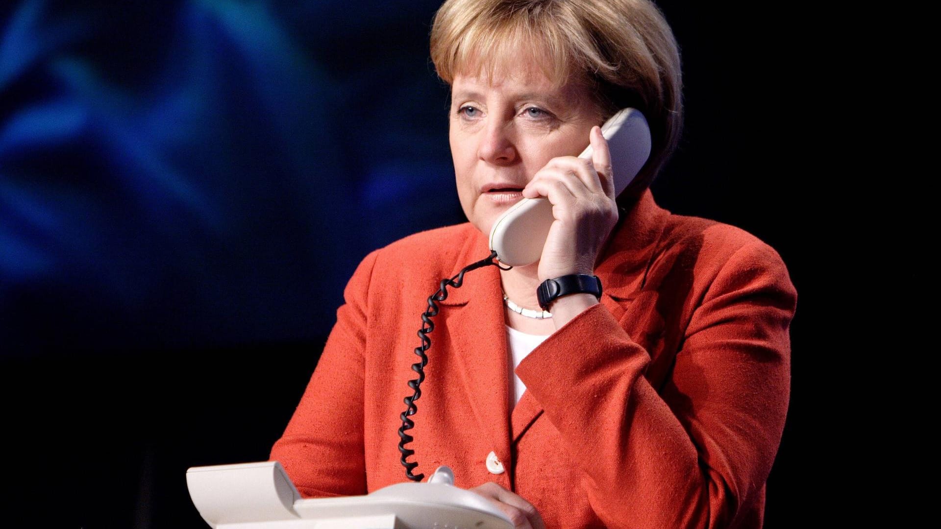 Bundeskanzlerin Angela Merkel (GER/CDU) telefoniert mit Astronaut Thomas Reiter (GER) im Europäischen Raumflugkontrollzentrum. Jetzt hat sie auch mit dem neuen US-Präsident Joe Biden ein Telefongespräch geführt.