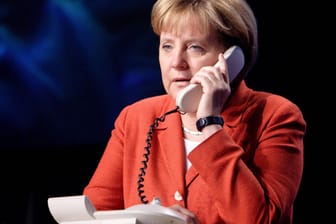 Bundeskanzlerin Angela Merkel (GER/CDU) telefoniert mit Astronaut Thomas Reiter (GER) im Europäischen Raumflugkontrollzentrum. Jetzt hat sie auch mit dem neuen US-Präsident Joe Biden ein Telefongespräch geführt.