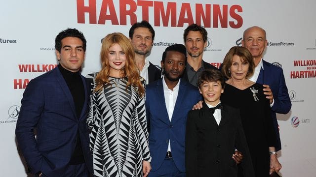 Elyas M'Barek (l-r), Palina Rojinski, Simon Verhoeven, Eric Kabongo, Florian David Fitz, Marinus Hohmann, Senta Berger und Heiner Lauterbach bei der Premiere von "Willkommen bei den Hartmanns" in München.