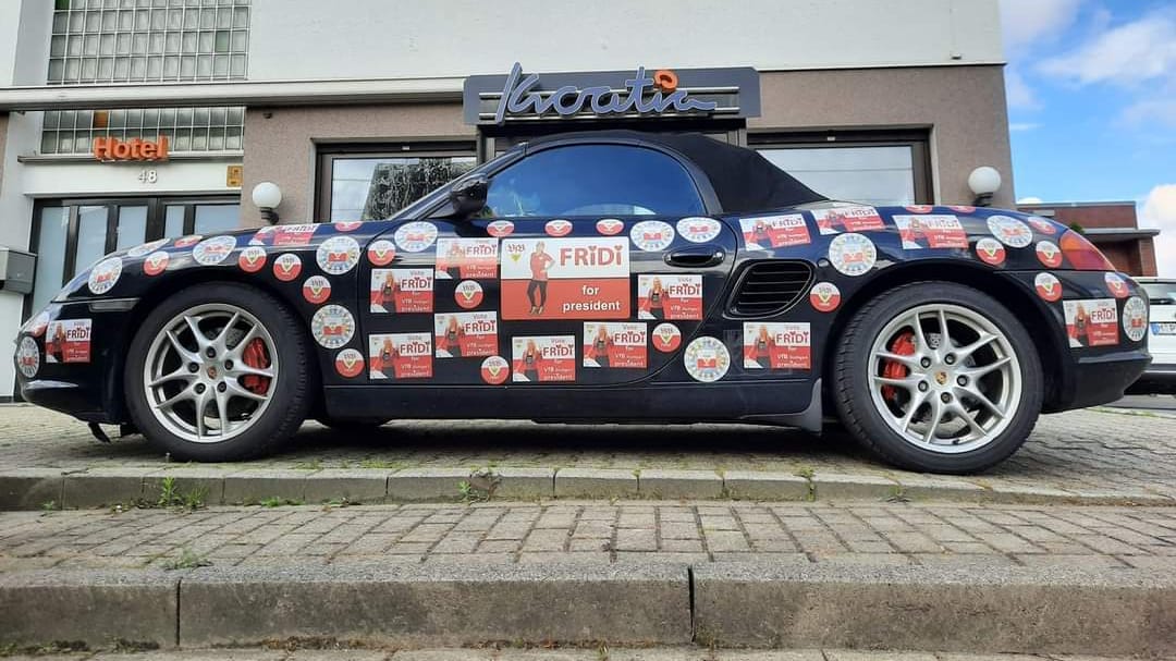 "Fridi for President": Der über und über beklebte Porsche Boxter der vielfachen Bürgermeister-Kandidatin.