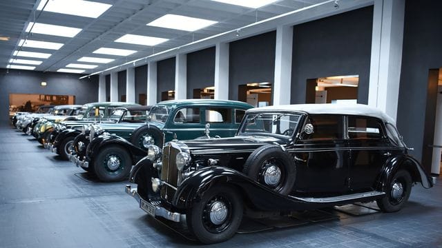 In Reih' und Glied: Die Maybach-Parade wartet im Museumsgebäude in Neumarkt in der Oberpfalz auf Besucher.