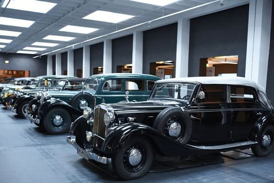 In Reih' und Glied: Die Maybach-Parade wartet im Museumsgebäude in Neumarkt in der Oberpfalz auf Besucher.