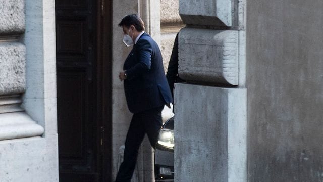 Giuseppe Conte ist von Staatspräsident Mattarella gebeten worden, mit seiner Regierung vorerst im Amt zu bleiben.