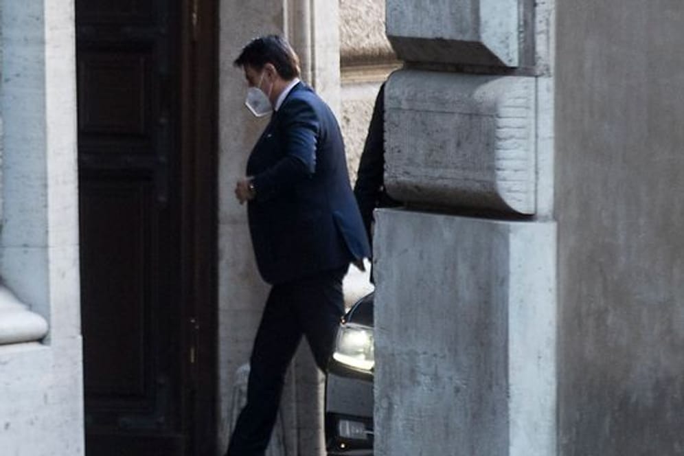 Giuseppe Conte ist von Staatspräsident Mattarella gebeten worden, mit seiner Regierung vorerst im Amt zu bleiben.