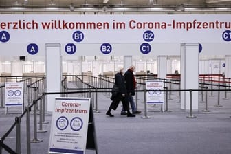 Zwei Senioren gehen durch das Impfzentrum in den Hamburger Messehallen zu ihrer Corona-Impfung (Symbolbild): Termine für die Impfung werden über ein zentrales System vergeben.