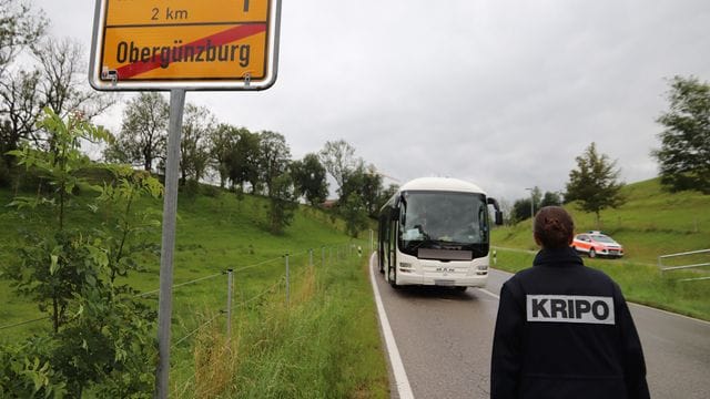 Vor den Augen anderer Passagiere erstach ein Mann im vergangenen Sommer in einem Bus seine getrennt lebende Ehefrau.
