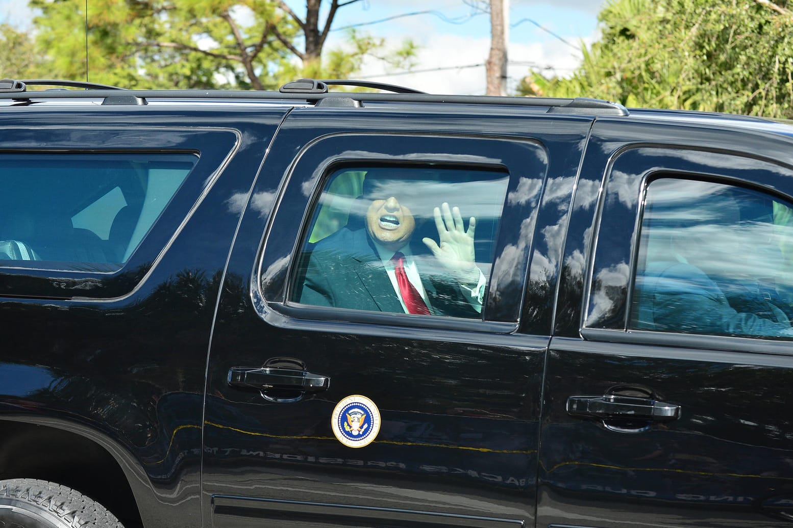 Donald Trump grüßt seine Fans: Nach seinem Abgang aus dem Weißen Haus wurde Trump in Florida von Fans warm willkommen geheißen.