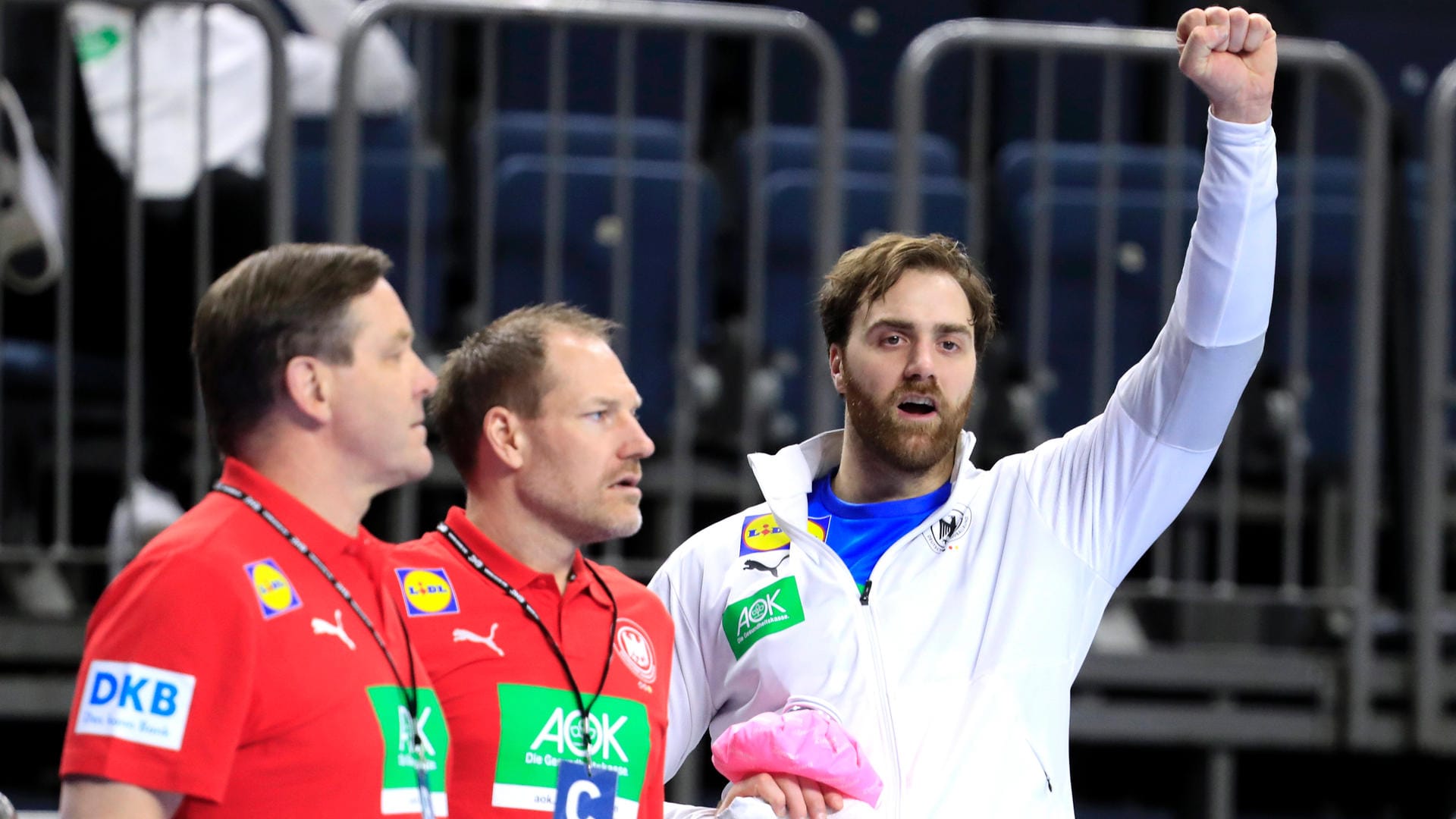 Ein vertrautes Bild: Andreas Wolff (r.) feuert seine Teamkollegen von der Bank an.