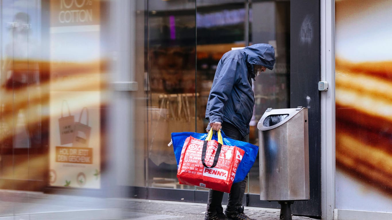 Flaschensammler in der leeren Kölner Innenstadt: Gerade die Armen spüren die Folgen der Corona-Krise besonders, warnen Verbände.