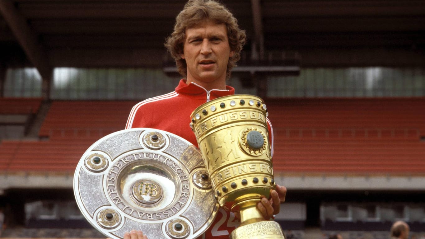 Heinz Flohe mit Pokal und Meisterschale im Sommer 1978: In Köln gewann er damals die deutsche Fußballmeisterschaft und insgesamt drei Mal den DFB-Pokal.