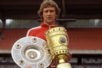 Heinz Flohe mit Pokal und Meisterschale im Sommer 1978: In Köln gewann er damals die deutsche Fußballmeisterschaft und insgesamt drei Mal den DFB-Pokal.