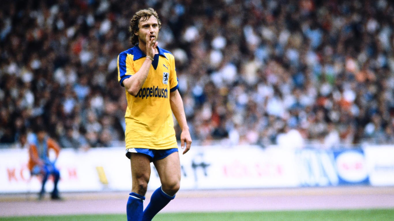 Heinz Flohe im gelben Trikot: Im August 1979 spielte er für 1860 München – als Gegner des 1.FC Köln.