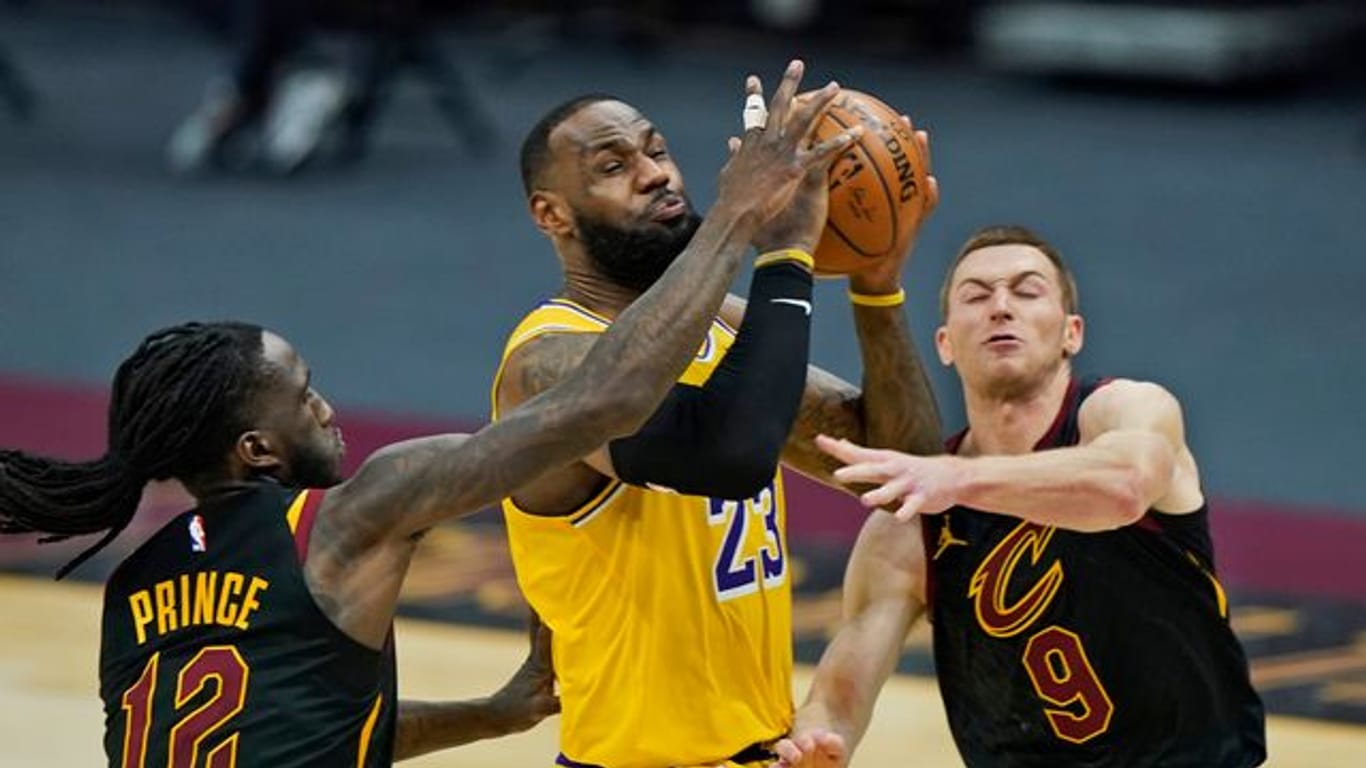 Lakers-Superstar LeBron James (M) erzielte 46 Punkte gegen die Cleveland Cavaliers.