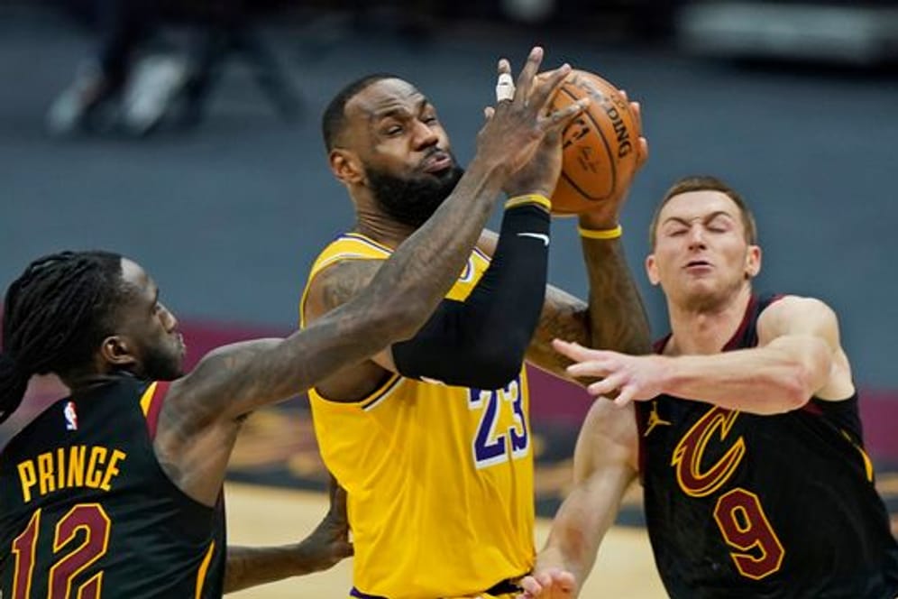 Lakers-Superstar LeBron James (M) erzielte 46 Punkte gegen die Cleveland Cavaliers.
