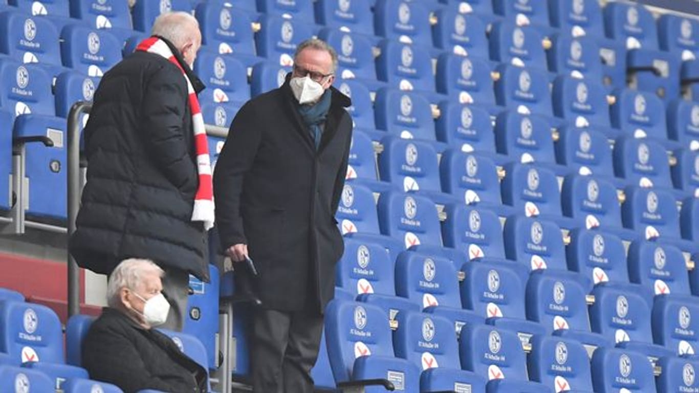 Am Ende trug Bayern-Boss Karl-Heinz Rummenigge auf Schalke doch wieder eine FFP2-Maske.