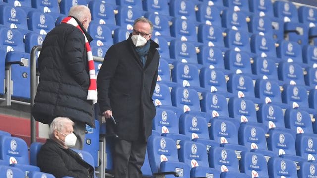 Am Ende trug Bayern-Boss Karl-Heinz Rummenigge auf Schalke doch wieder eine FFP2-Maske.