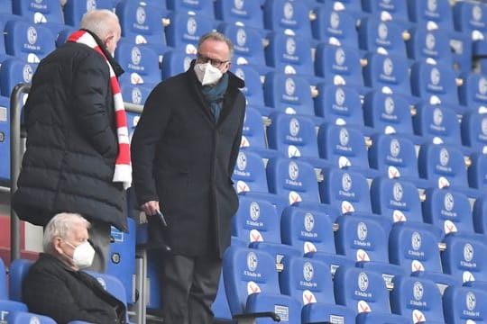 Am Ende trug Bayern-Boss Karl-Heinz Rummenigge auf Schalke doch wieder eine FFP2-Maske.