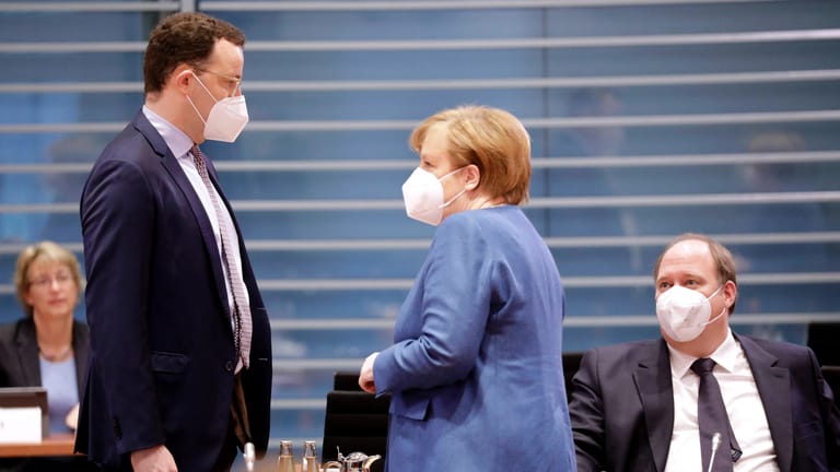 Jens Spahn (v.l.), Kanzlerin Merkel, Kanzleramts-Chef Braun: Denkt das Kanzleramt mit Blick auf die Corona-Krise bei den Finanzen um?