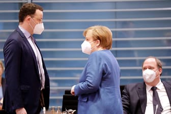 Jens Spahn (v.l.), Kanzlerin Merkel, Kanzleramts-Chef Braun: Denkt das Kanzleramt mit Blick auf die Corona-Krise bei den Finanzen um?