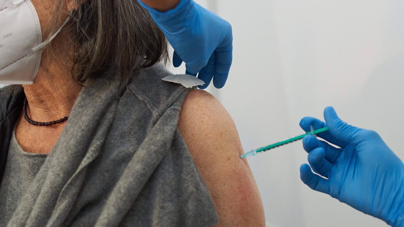 Eine Seniorin wird geimpft (Symbolbild): In NRW ist am Montag die Impfterminvergabe gestartet.