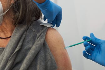 Eine Seniorin wird geimpft (Symbolbild): In NRW ist am Montag die Impfterminvergabe gestartet.
