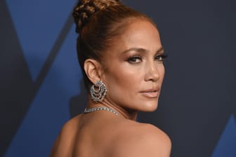 Jennifer Lopez: Die Sängerin hat Kritik gekontert, sie gehe nicht ehrlich mit den Alterserscheinungen ihrer Haut um.