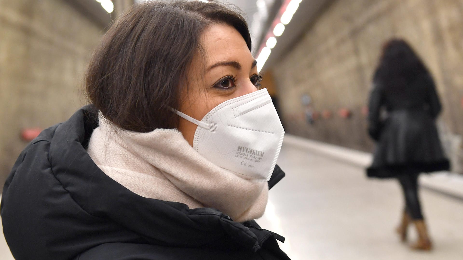 Eine junge Frau trägt eine FFP2-Maske im U-Bahnhof (Archivbild): Am ersten Tag der strengeren Maskenpflicht gab es in Köln rund 70 Verstöße zu melden. Eine junge Frau trägt eine FFP2-Maske im U-Bahnhof (Archivbild): Am ersten Tag der strengeren Maskenpflicht gab es in Köln rund 70 Verstöße zu melden.