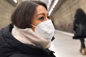 Eine junge Frau trägt eine FFP2-Maske im U-Bahnhof (Archivbild): Am ersten Tag der strengeren Maskenpflicht gab es in Köln rund 70 Verstöße zu melden.