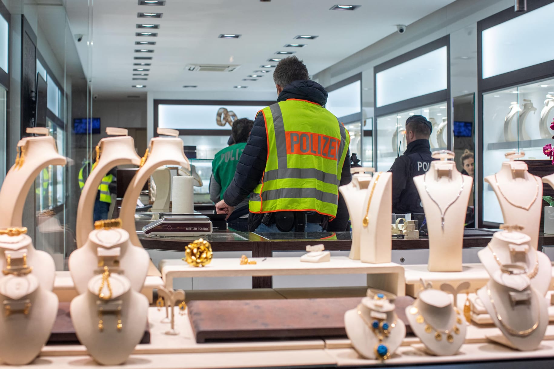 Polizisten stehen in einem Juweliergeschäft: Ein Beamter aus Berlin soll bei einem Juwelier in Bamberg eingebrochen sein.