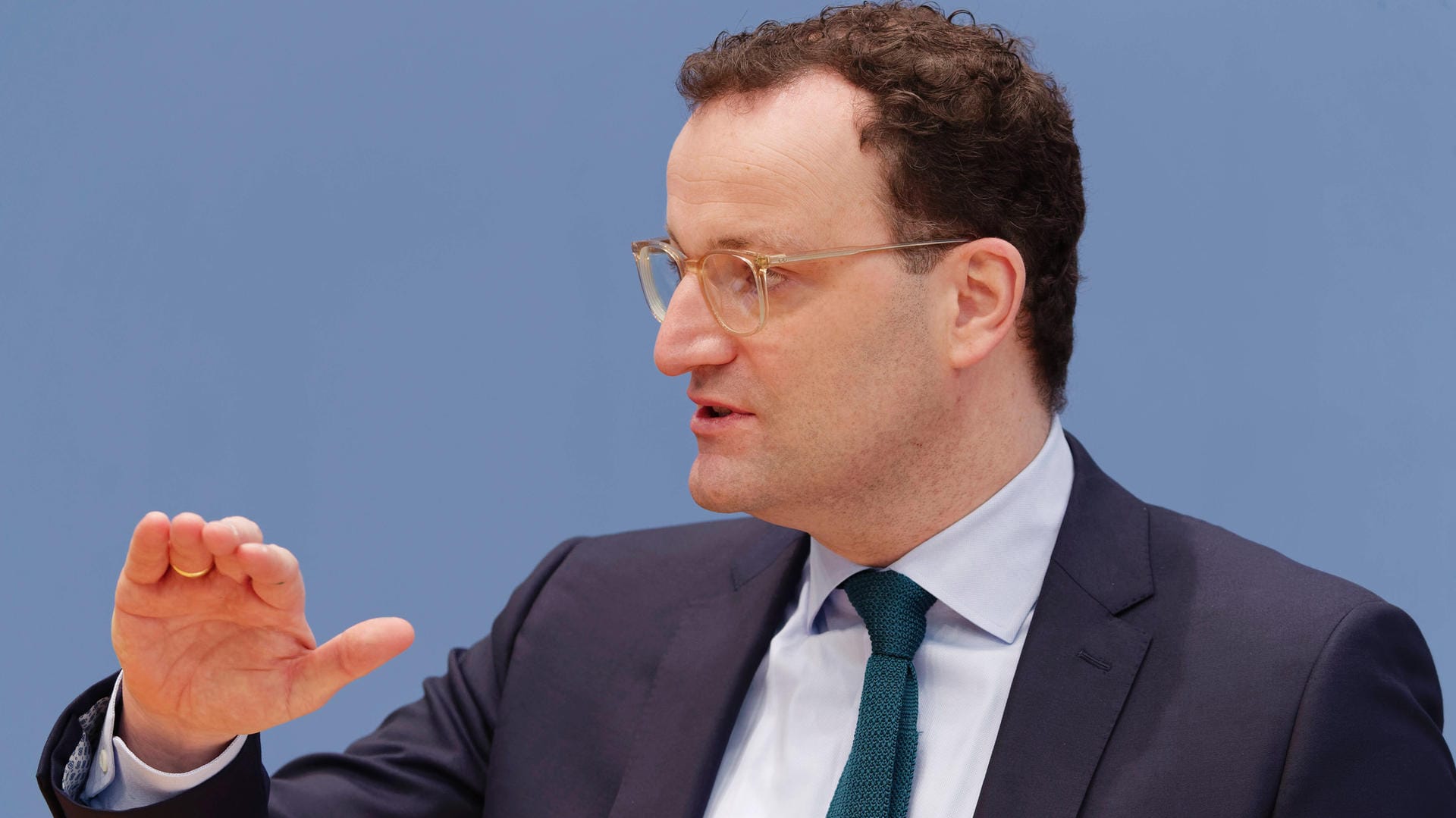 Jens Spahn: Der Gesundheitsminister will die Ausfuhr von knappen Impfstoffen aus der EU stärker regulieren.