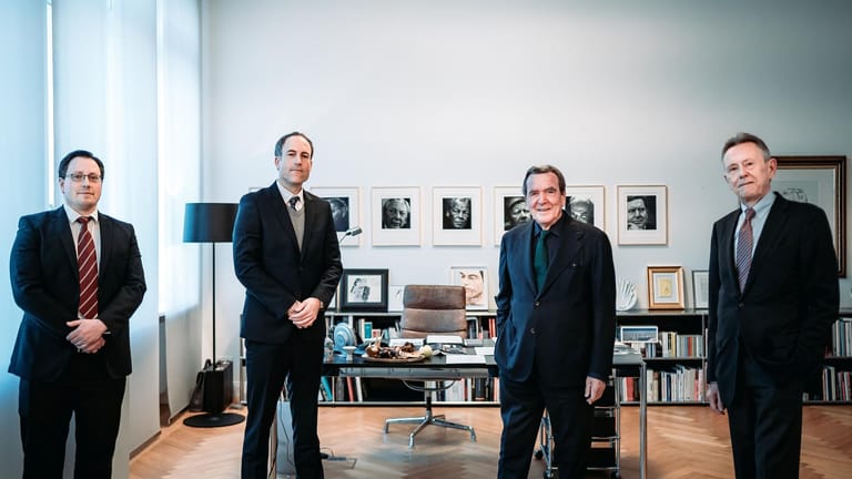 Gerhard Schröder und Gregor Schöllgen mit den t-online-Redakteuren Marc v. Lüpke und Florian Harms im Büro des Altkanzlers in Hannover.