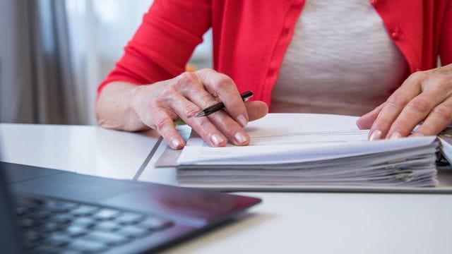 Wird das Geld knapp, sollte die Rentenversicherung nicht gleich gekündigt werden.